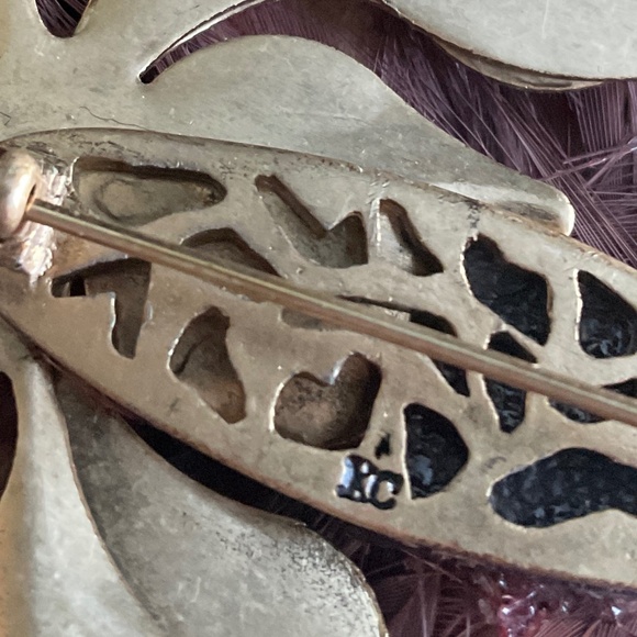 LEATHER, FEATHER & METAL BROOCH.  BLUE FACETED STONE IN CENTER OF FLOWER. SIGNED - Picture 5 of 6